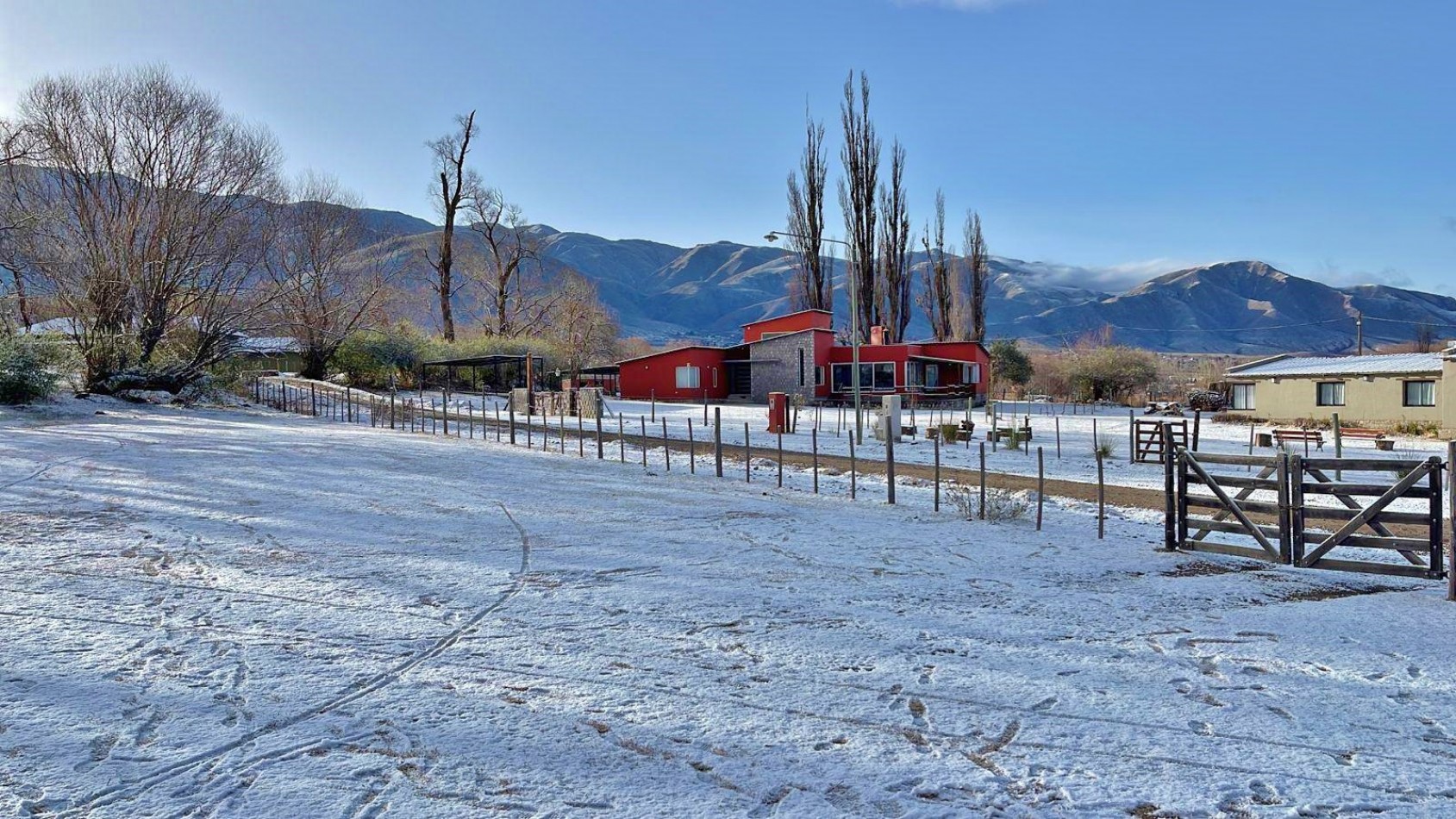 VENTA HERMOSA CASA DE CATEGORIA 2D, 1BÑ ASADOR TAFI DEL VALLE / LOS CASTAÑOS