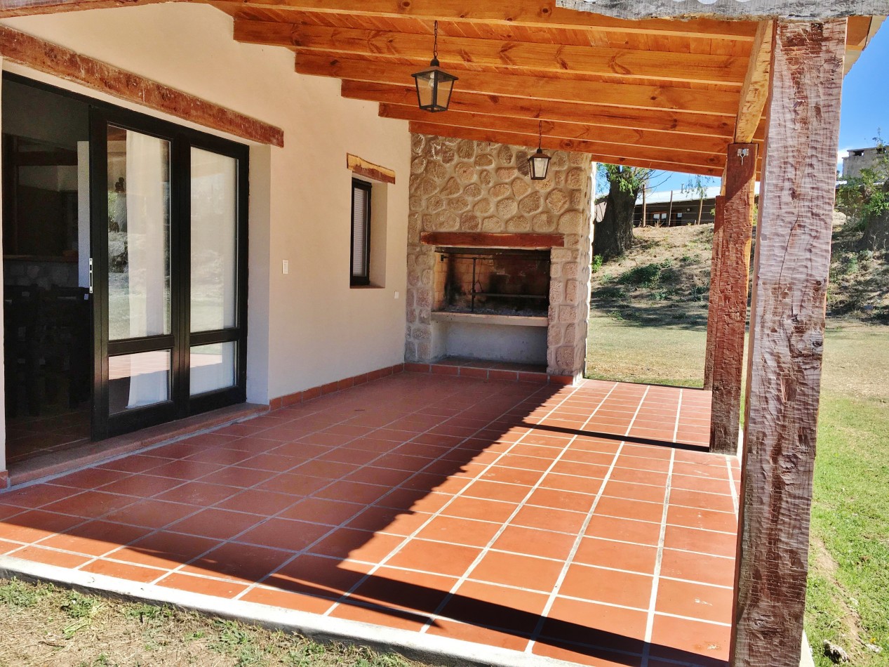 VENTA HERMOSA CASA DE CATEGORIA 2D, 1BÑ ASADOR TAFI DEL VALLE / LOS CASTAÑOS