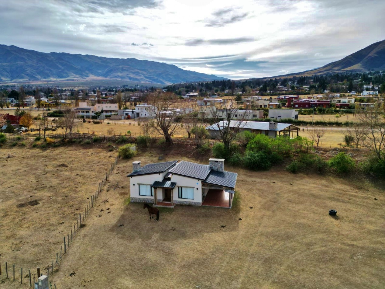 VENTA HERMOSA CASA DE CATEGORIA 2D, 1BÑ ASADOR TAFI DEL VALLE / LOS CASTAÑOS