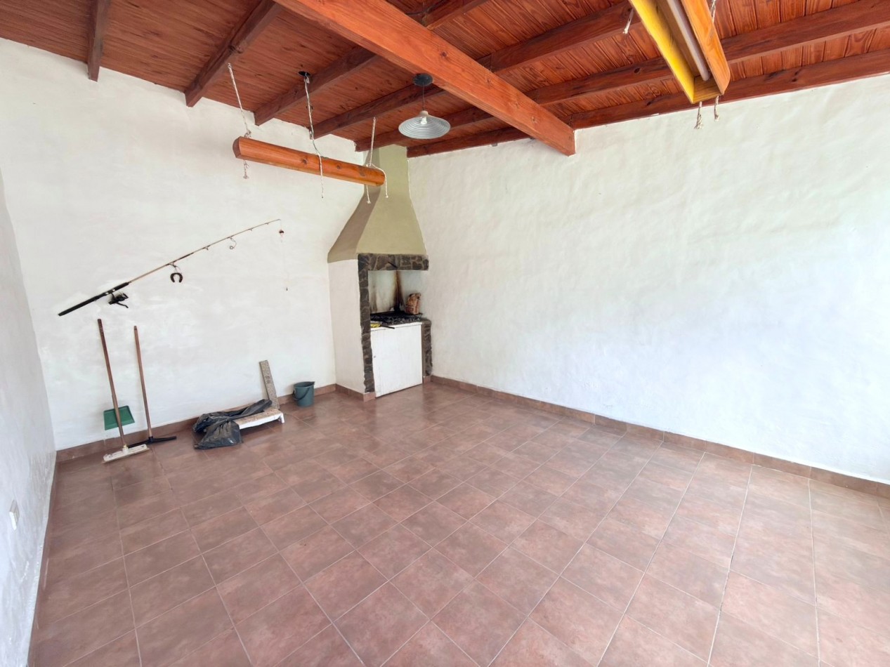 VENTA CASA EL MOLLAR 2D, QUINCHO CON ASADOR Y COCHERA. BARRIO CERRADO CERCANO AL LAGO