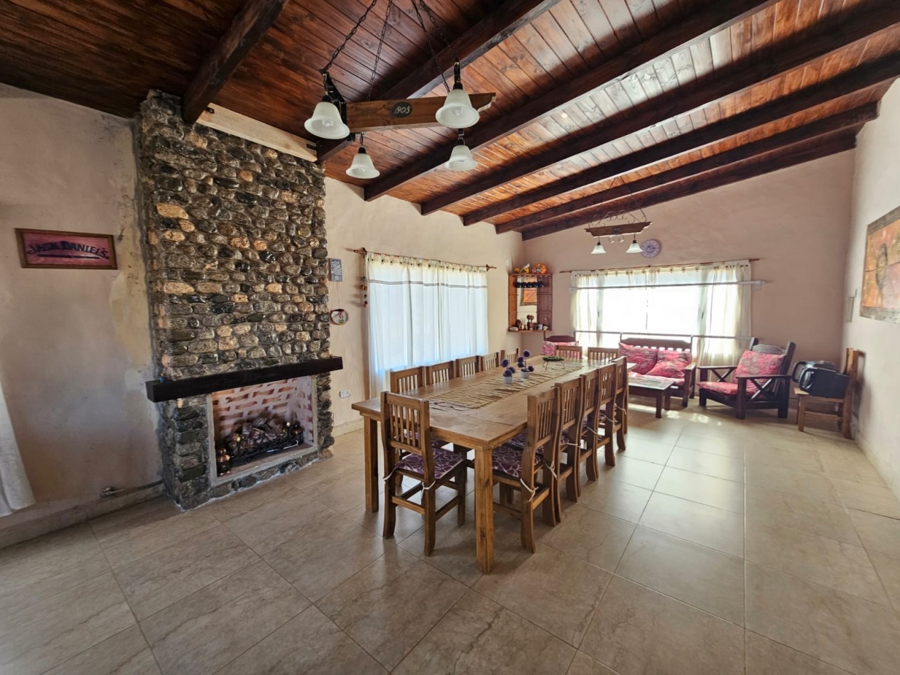 VENTA CASA DE CATEGORIA 4 D, 3 BÑ, COCHERA VISTA, ASADOR, CON ESCRITURA