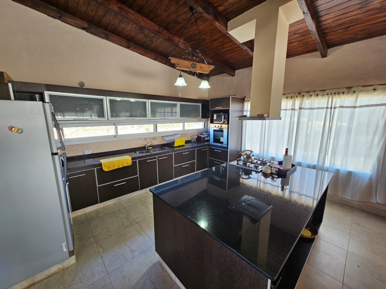 VENTA CASA DE CATEGORIA 4 D, 3 BÑ, COCHERA VISTA, ASADOR, CON ESCRITURA